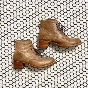Adelante Elena Lace Up Boot in Desert Size 10